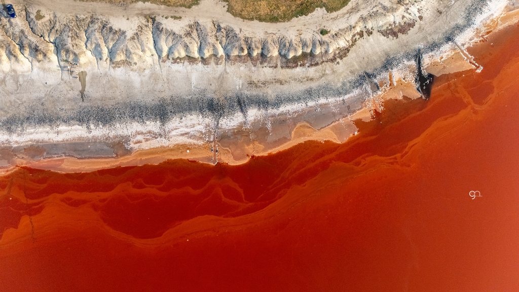 (FOTO) Recomandare de weekend: Lacul „marțian” de la Movila Miresii, un spectacol ca de pe altă planetă, surprins în imagini spectaculoase