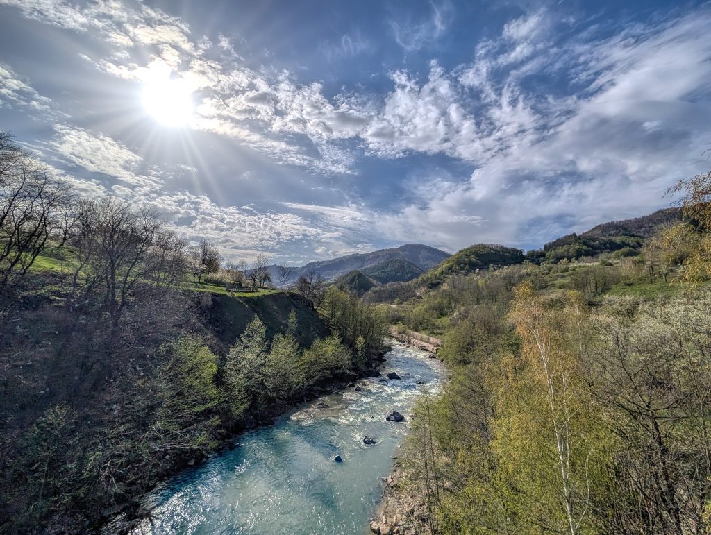 (FOTO) Zonă turistică din Buzău, la un pas de a rămâne izolată. Se caută soluții