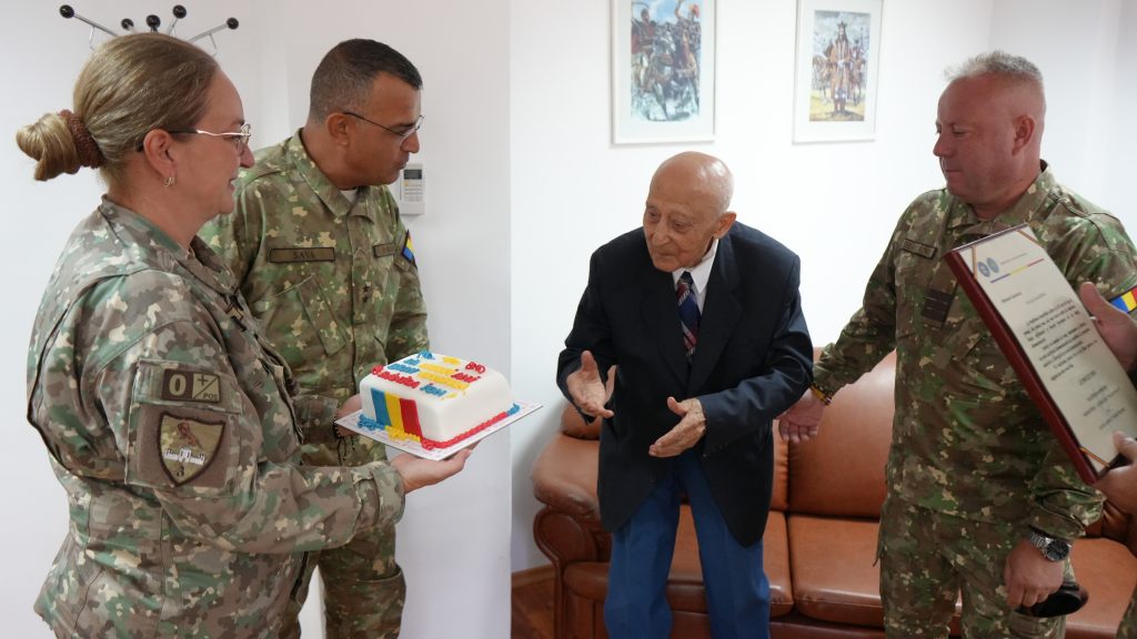 Aghiotantul primului general al parașutiștilor a împlinit 103 ani! Veteranul a fost sărbătorit de militarii buzoieni