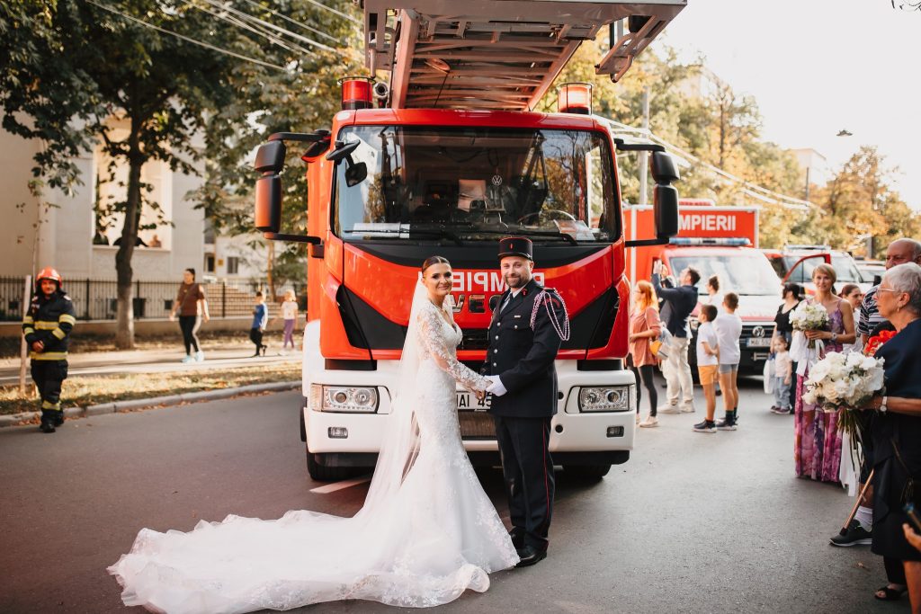 Nuntă de poveste la Buzău: un pompier francez și-a unit destinul cu aleasa inimii chiar de Ziua Pompierilor Români