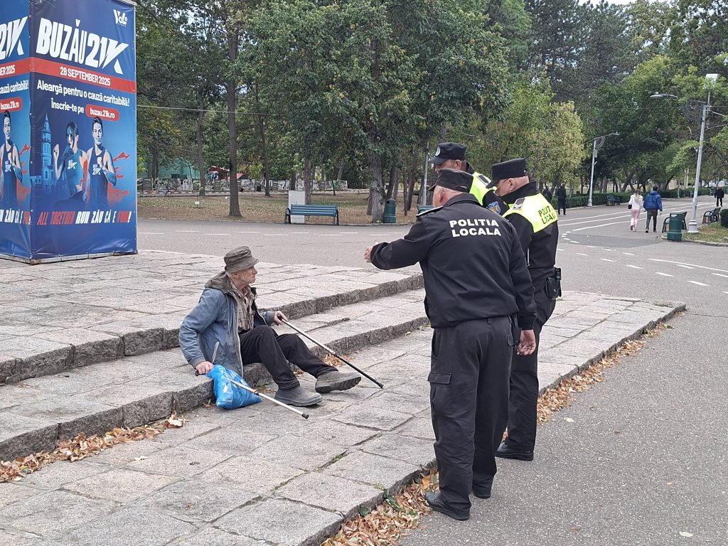 Plecat din spital, găsit rătăcind pe străzi. Un bătrân a fost ajutat de polițiștii locali să ajungă în Breaza