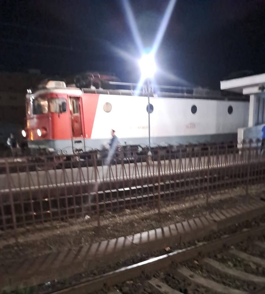 BREAKING NEWS! Tren în flăcări, în Buzău. Pasagerii s-au autoevacuat pe câmp. O persoană a suferit un atac de panică. Detalii aici!