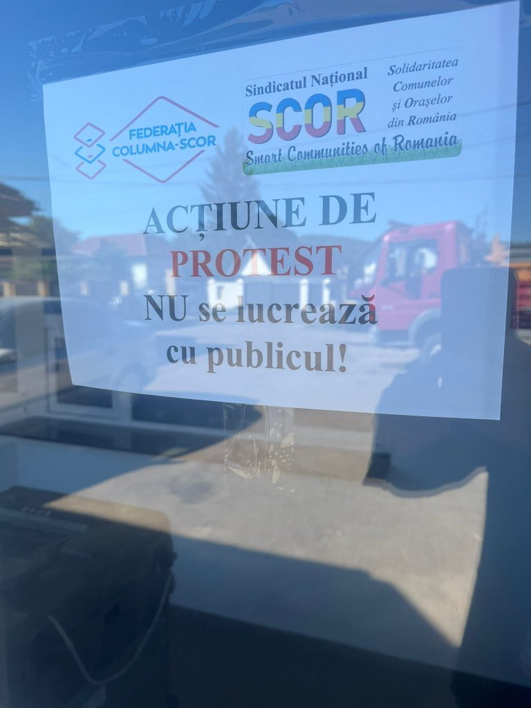 Funcționarii din primării continuă protestul