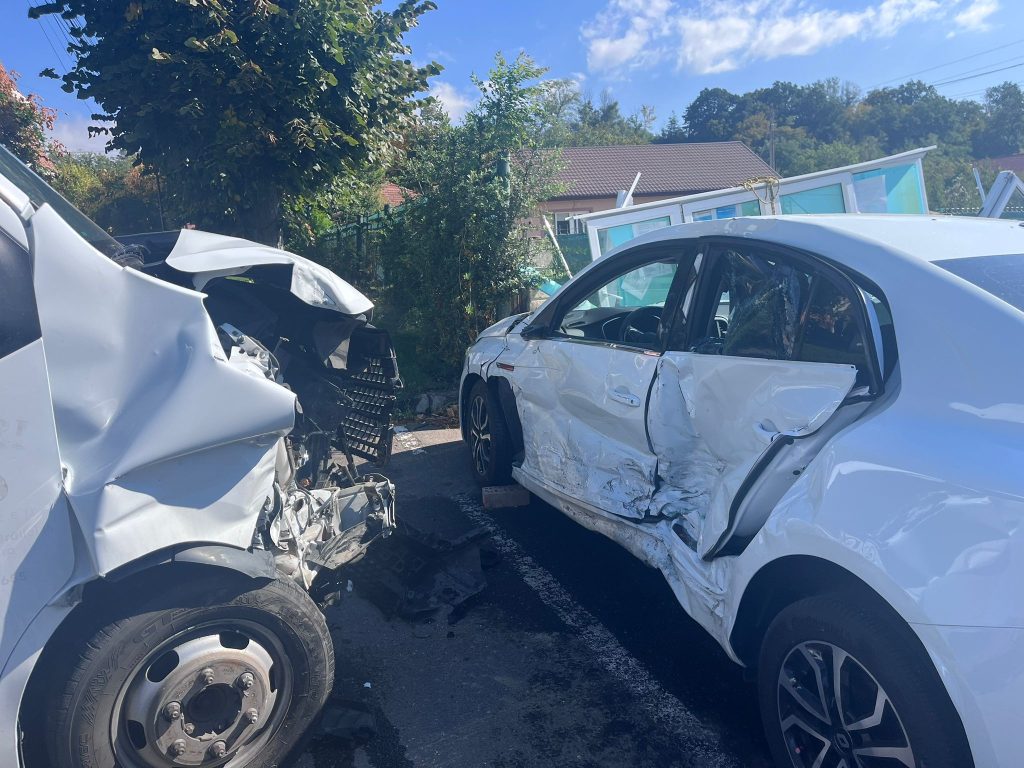 Accident în fața Primăriei Berca. O angajată a instituției, de urgență la spital