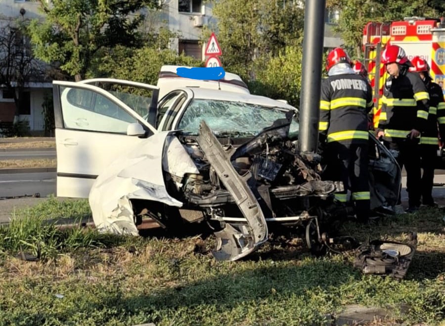 (UPDATE) Mașină oprită în stâlp, în Zona Industrială, o persoană rănită