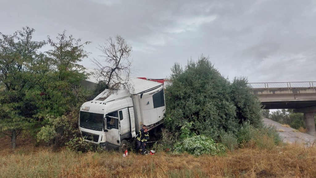 (Video) Un camion a plonjat de pe Pasarela Nehoiu