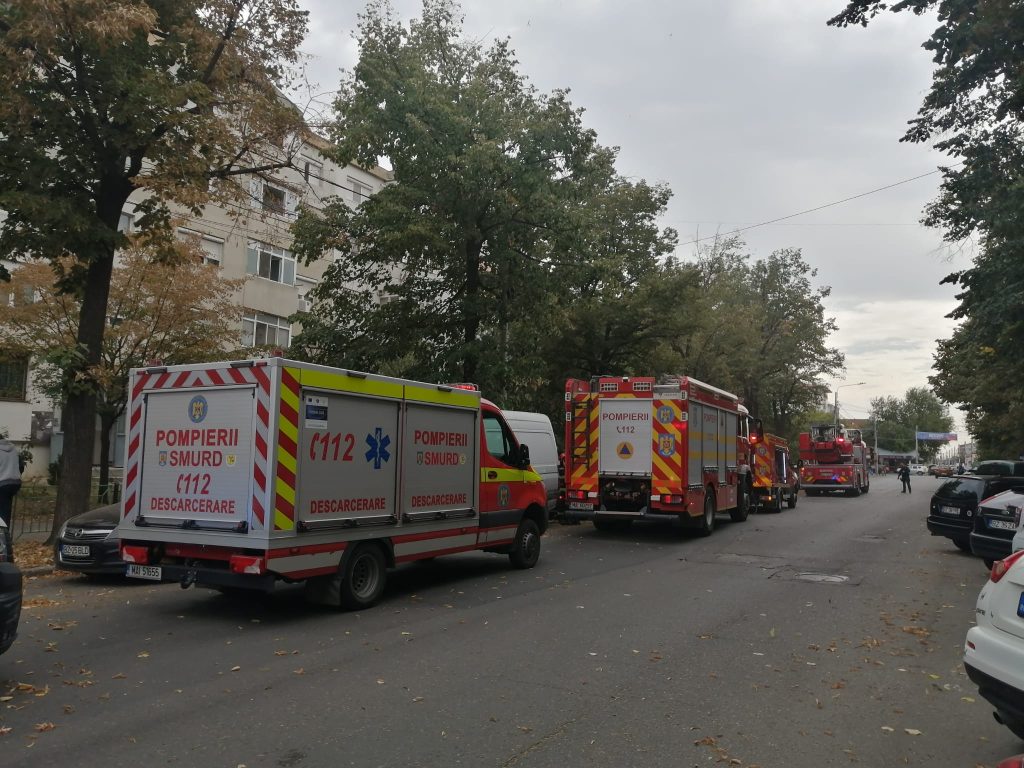 Scară de bloc inundată cu fum. Pompieri și paramedici, mobilizați la fața locului