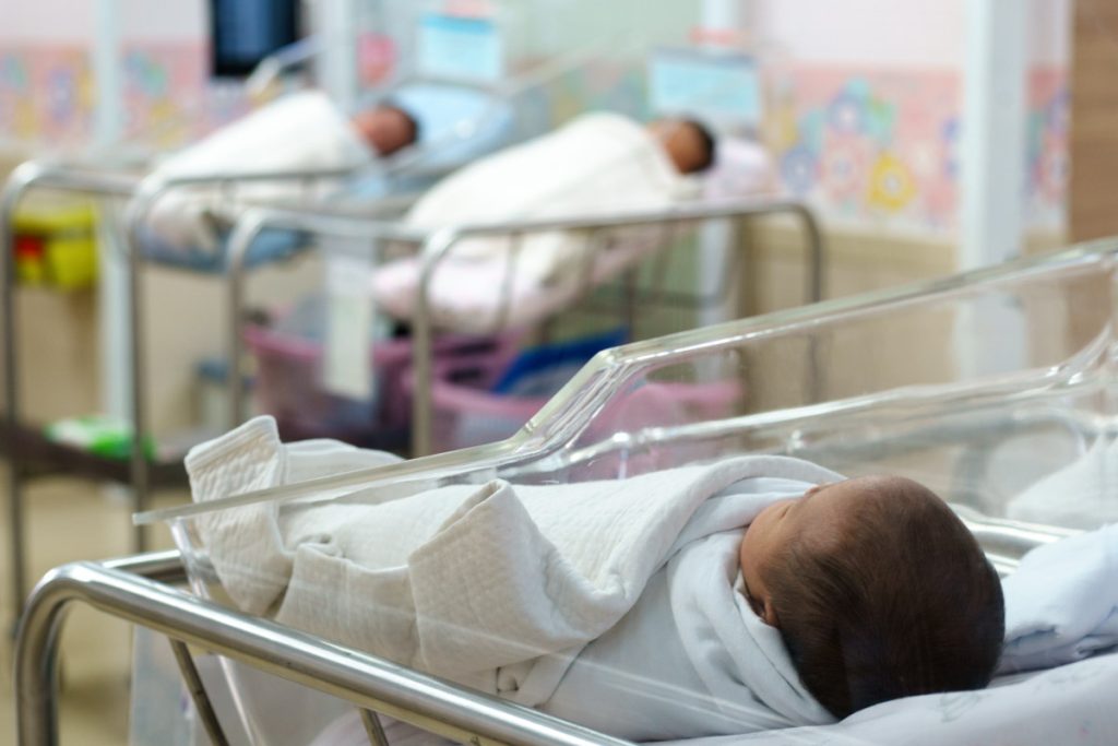 România, în colaps demografic! Natalitatea atinge minime istorice, Buzăul nu face excepție. Ce e de făcut?