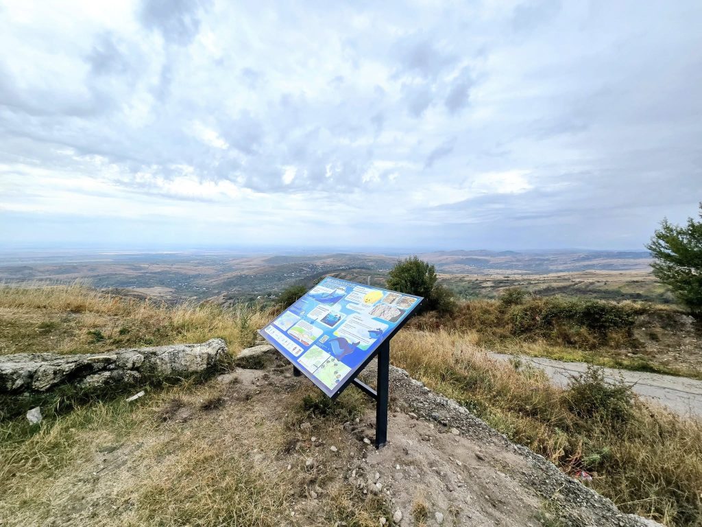 (FOTO) Traseu cu poveste: de la o mare tropicală, la un deal plin de viață. Istoria Dealului Istrița, aflată pas cu pas, prin panouri informative