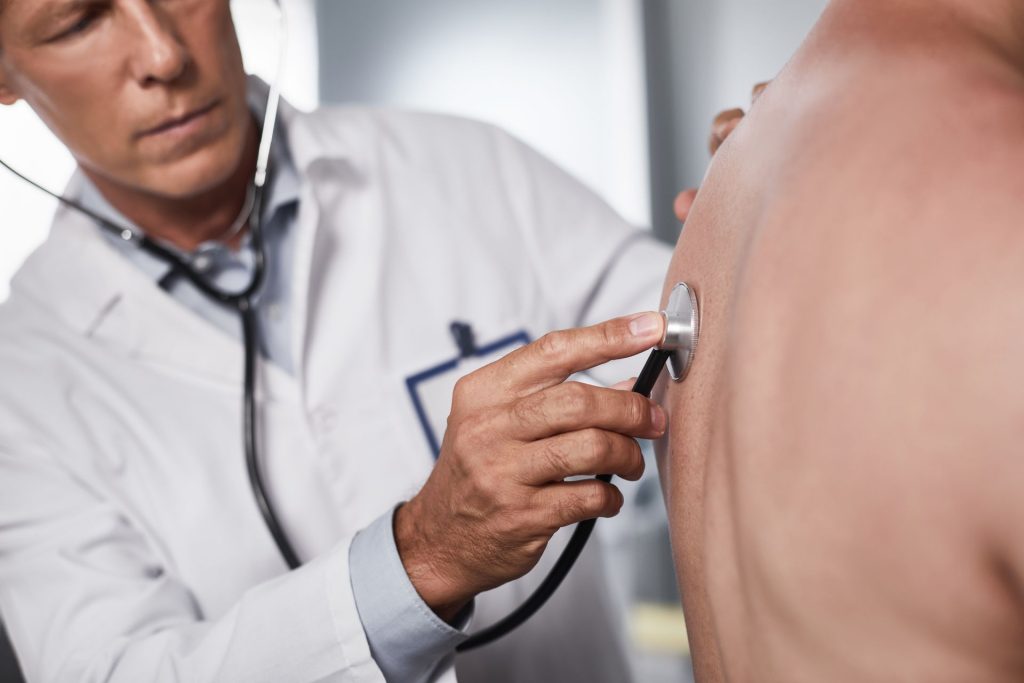 (VIDEO) Tineri cu probleme de respirație din cauza statului pe telefon în exces! Avertismentul medicilor