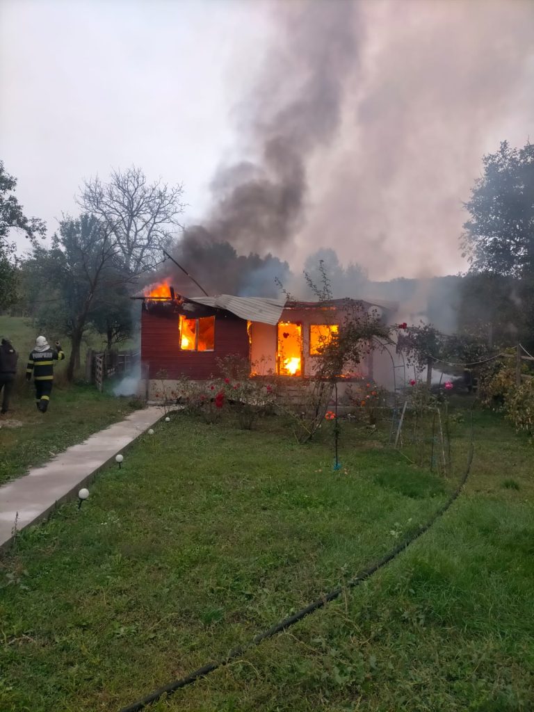 Incendiu la Movila Banului. Pompierii intervin cu mai multe echipaje