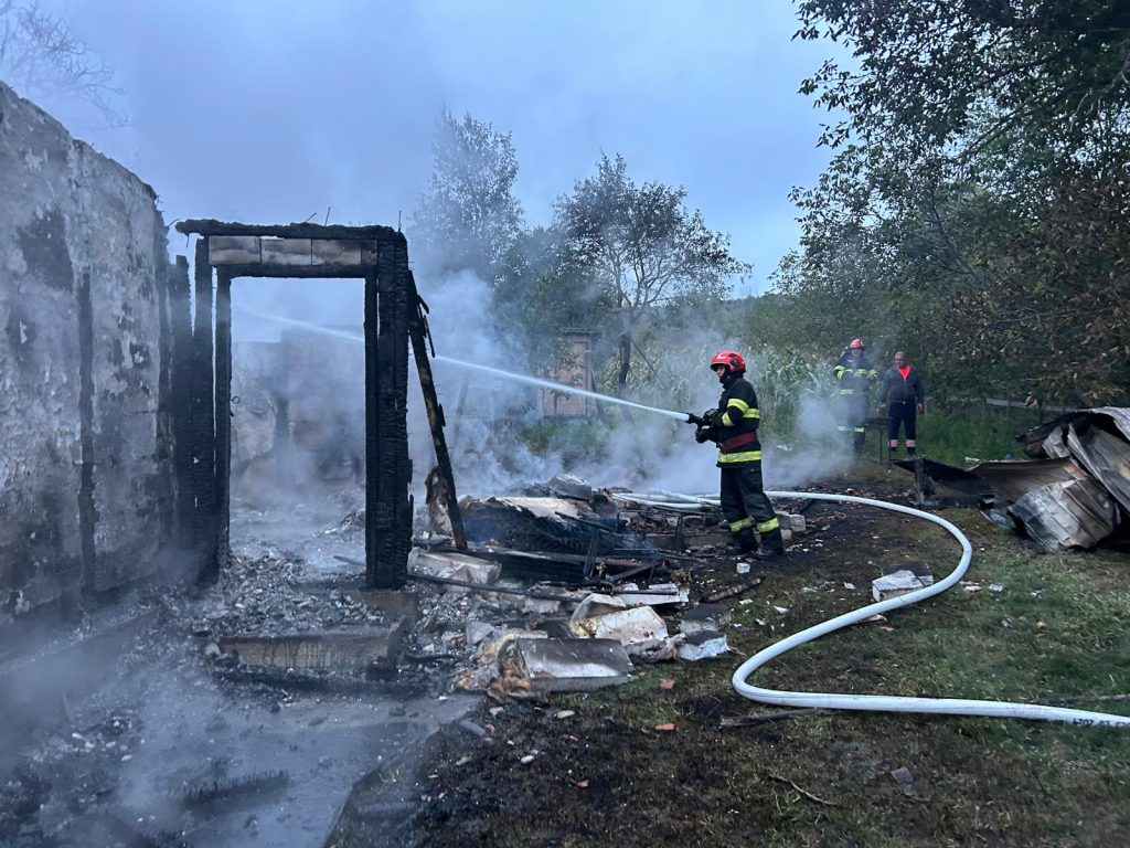 (UPDATE) Misiune contracronometru! O casă a luat foc, o persoană ar fi fost surprinsă de incendiu
