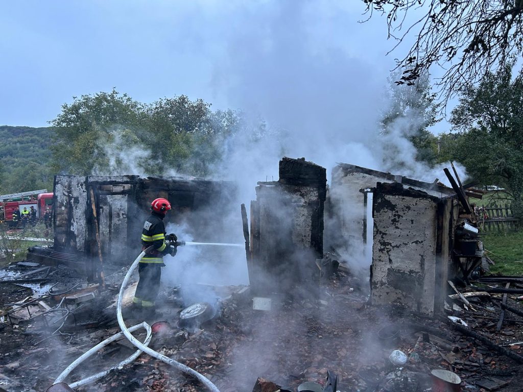 (FOTO) Casă mistuită de foc! Vântul a făcut ca flăcările să cuprindă rapid întreaga locuință