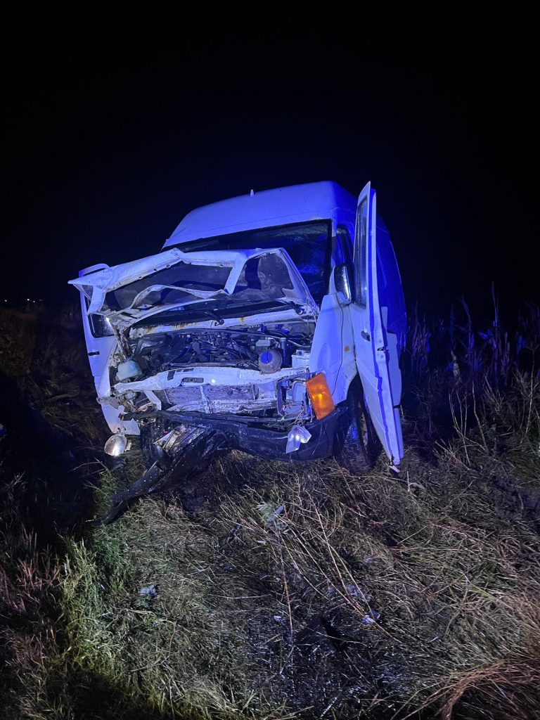 O șoferiță de 22 de ani a lovit o autoutilitară oprită pe carosabil