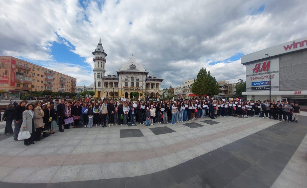 (VIDEO) Sute de elevi de la Eminescu și Hasdeu au împărțit cărți pe Platoul Dacia. Acțiunea este la a doua ediție și anul viitor se va extinde în tot județul