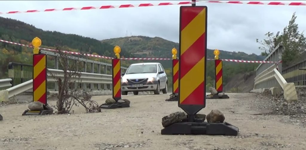 (VIDEO) Așa se circulă pe un drum județean dintr-o zonă turistică din Buzău! Când va fi reabilitat