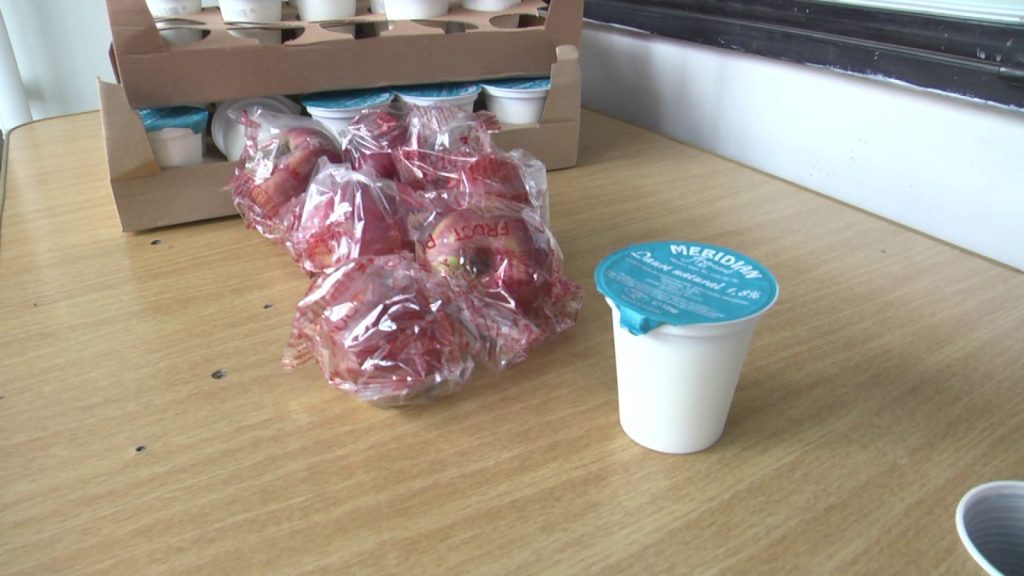 (VIDEO) Prima zi cu mere, corn și lapte în școlile din Buzău! Cum au fost livrate primele produse, după scandalul fructelor stricate