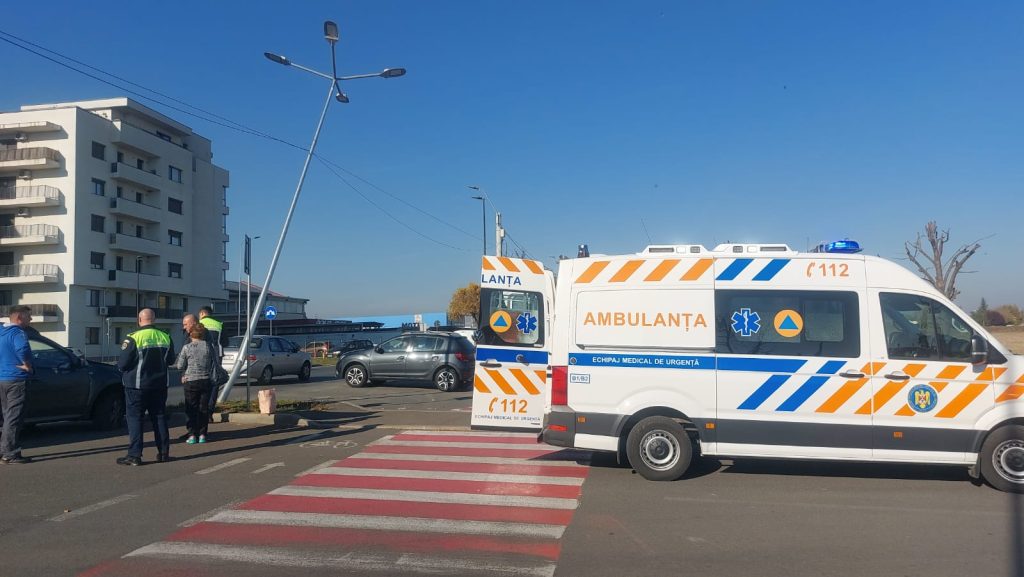 (FOTO&VIDEO) Accident la ieșirea din Buzău spre Mărăcineni. O mașină s-a înfipt într-un stâlp de iluminat