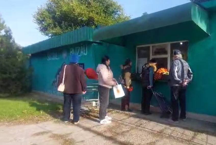 (VIDEO) Coadă la Experimentală!  A fost scoasă la vânzare o legumă mai puțin cunoscută. Oamenii o confundă cu dovlecelul
