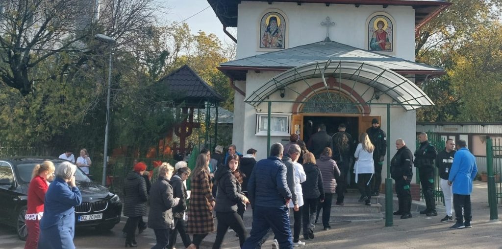 (FOTO, VIDEO) Ultimul drum al doctoriței Szabo, la Spitalul Județean. Sicriul, depus la capelă, unde colegii își iau rămas bun