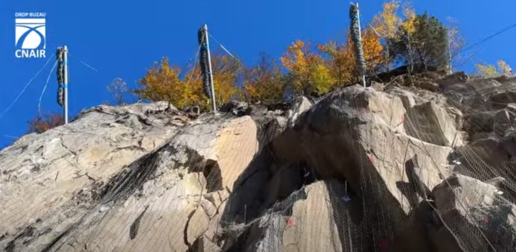 (VIDEO) Imagini spectaculoase de la Siriu: lucrările de stabilizare a versantului pe DN 10, aproape de final