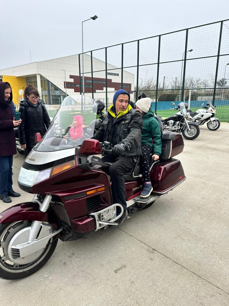 Lecție plină de emoție printre motociclete și copii nevăzători. Cum arată lumea celor care ”văd” cu inima (FOTO)