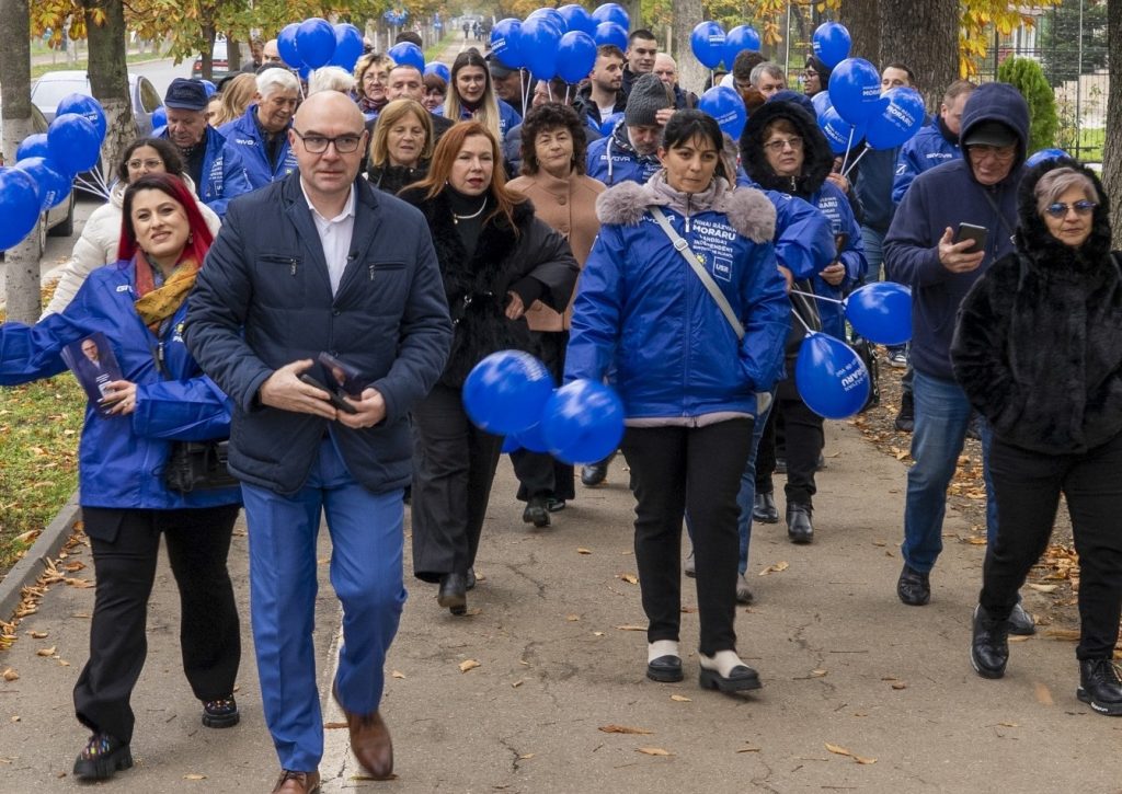 (FOTO) Mihai Răzvan Moraru (independent, susținut de USR și PNL), la depunerea candidaturii: ”Am adus 12 000 de semnături. După 7 decembrie, buzoienii vor vedea o altfel de administrație la Consiliul Județean”