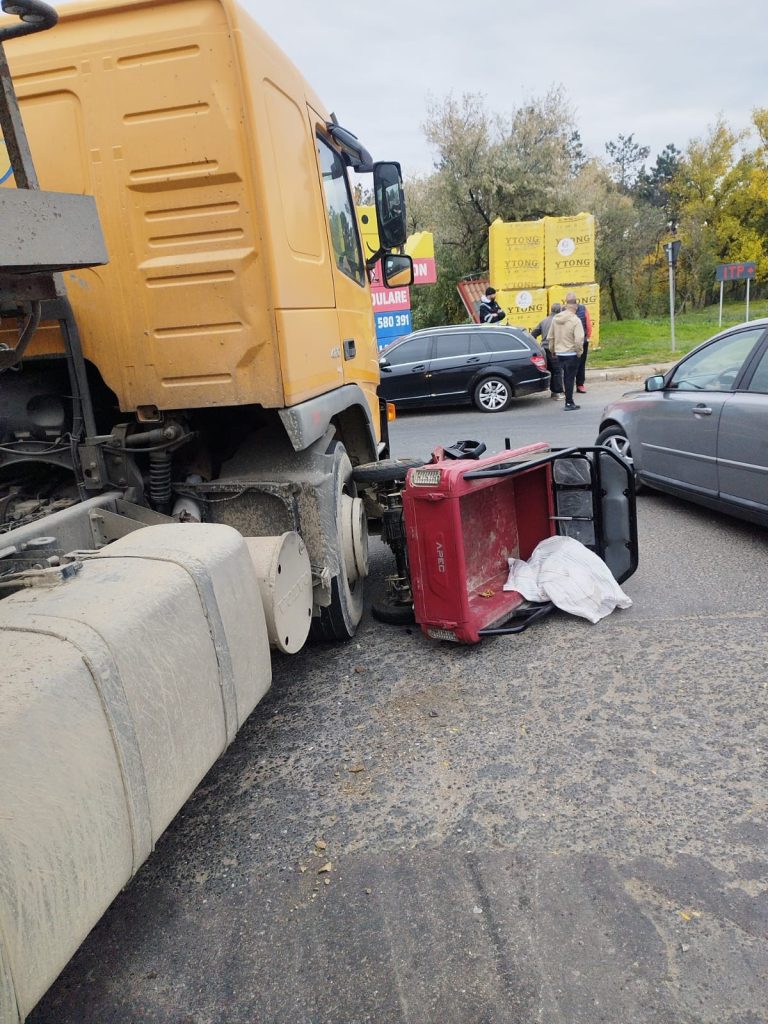 Moped electric, sub roțile unui camion. Șoferul a ajuns la spital