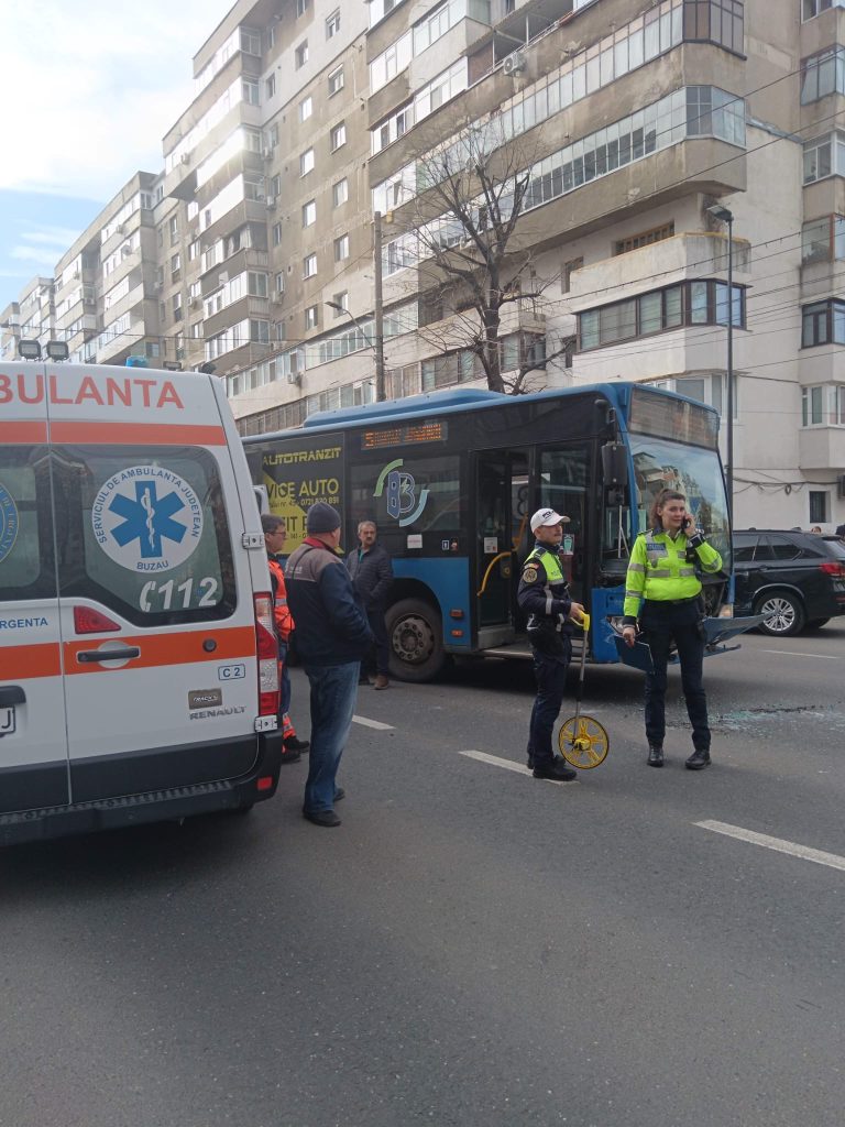 (FOTO&VIDEO) Autobuz Trans Bus, implicat într-un accident pe Unirii. Două persoane au fost rănite