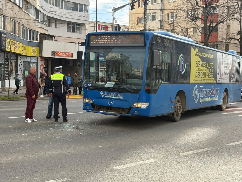 Tot mai multe accidente în care sunt implicate autobuzele. Greșelile comise frecvent de șoferi, dar  și de pietoni