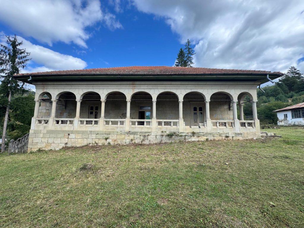 (FOTO) Pași concreți pentru salvarea Conacului Maican, o bijuterie arhitecturală, unică în județul Buzău. Ar putea deveni un punct turistic important