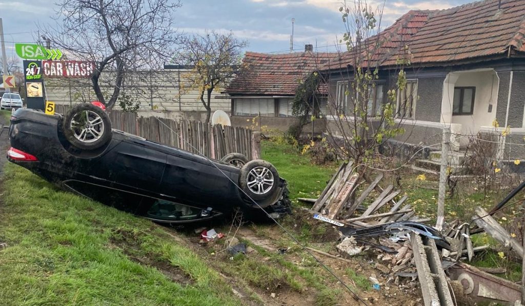 Tânăr spulberat de o mașină scăpată de sub control, în stare critică, la spital