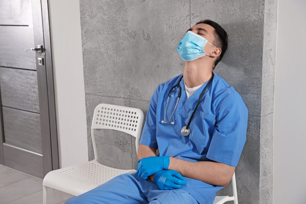 9 din 10 medici care fac gărzi sunt expuși riscului de burnout. Studiu național alarmant!