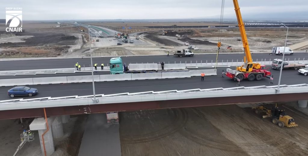 S-a terminat asfaltarea pasajului de la Spătaru, pas important pentru deschiderea circulației peste A7 (VIDEO)