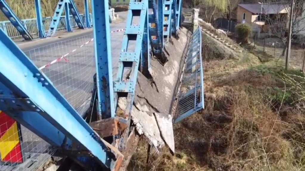 Reabilitarea podului de la Nehoiu intră în linie dreaptă