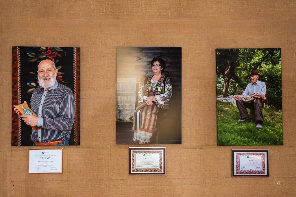 „Tezaurele Umane Vii” ale Buzăului: expoziție inedită, povești unice (FOTO)
