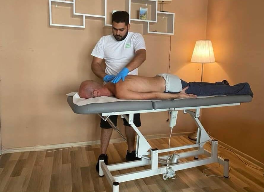 Și-a învins propriul destin și a ajuns un exemplu! Gabi, tânărul nevăzător crescut la casa de copii, devenit terapeut cu două clinici de recuperare