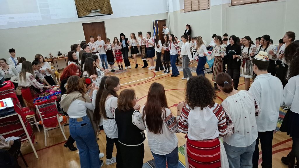 (FOTO) “Ne unește adolescența! Ne unește tradiția!” Șezătoare organizată de elevii de la Economic, la care tradițiile și tehnologia au mers mână în mână