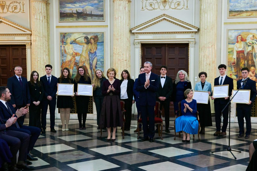 (FOTO) Seară specială pentru hasdeieni. Tineri cu rezultate excepționale, invitați de seamă la Palatul Regal