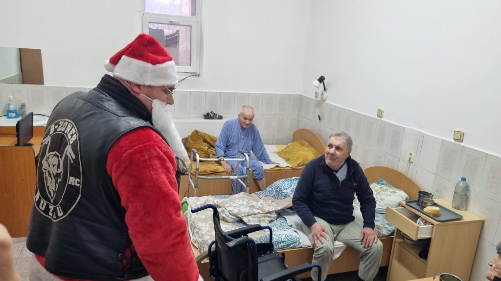 Moș Crăciun a ajuns pe motocicletă la bătrânii de la Vintilă Vodă. Lecție de bunătate oferită de B-Zones RC Buzău (FOTO)