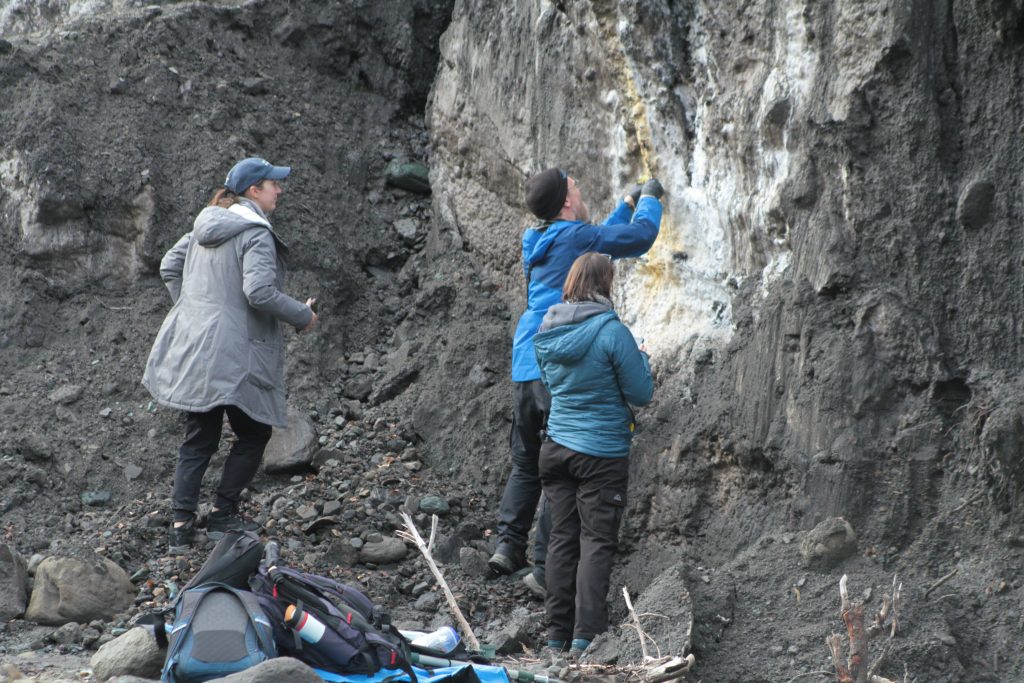 (FOTO) Geoparcul Ținutul Buzăului, laborator pentru un amplu studiu internațional. Ce caută cercetătorii americani în județ