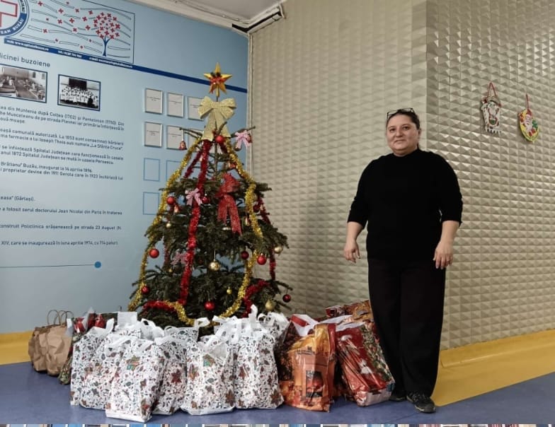 Gest de solidaritate în preajma Crăciunului. Elevii Școlii Gimnaziale Nr. 7 au adus zâmbete copiilor internați în Spitalul Județean