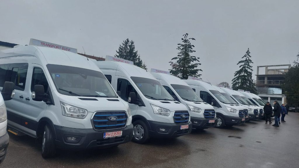 (VIDEO) Ultimele microbuze electrice pentru transportul elevilor, predate beneficiarilor. Printre șoferi, o femeie și un pensionar de 77 de ani