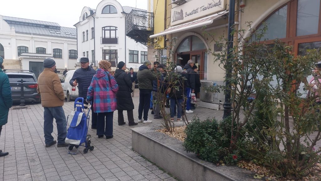 (FOTO&VIDEO) Cozi la magazinele cu preparate din carne de porc. Ce buget au buzoienii pentru sărbători