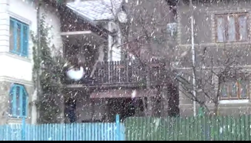 (VIDEO) Ninge ca în povești la Lopătari! Va fi Crăciun alb, cel puțin la munte