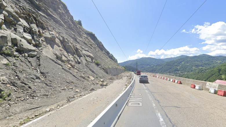 Sistem electronic de monitorizare a căderilor de stânci, pe DN10, în zona Barajului Siriu (VIDEO)
