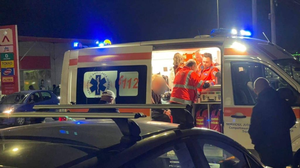 Adolescente zburate de pe trotinetă în parcarea unui hipermarket
