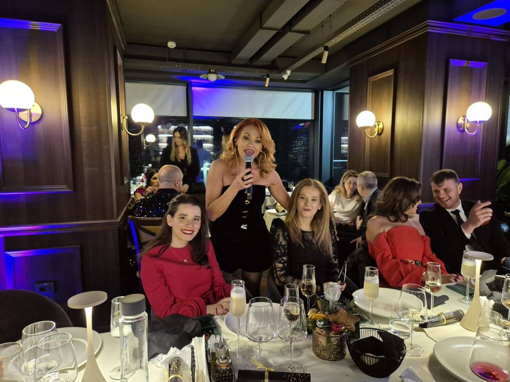 De 7 stele! Cunoscuta interpretă Mirela Ursache, petrecere-spectacol alături de Gică Hagi și Emil Boc, la hotelul Simonei Halep