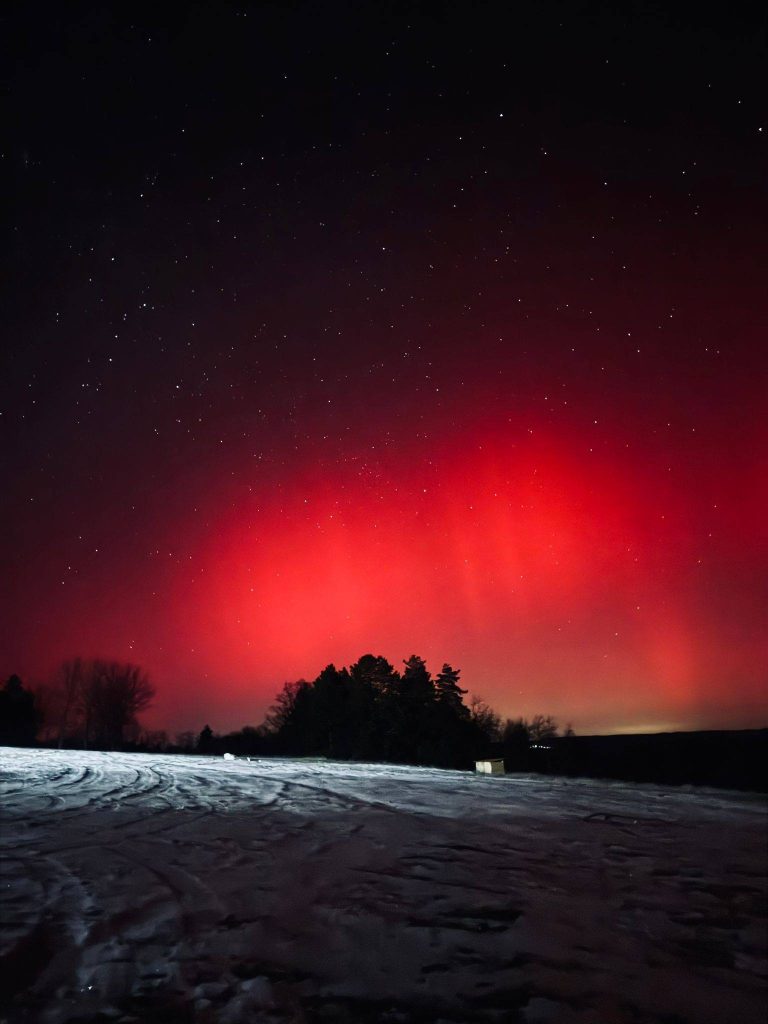 Spectacol ireal pe cer! Aurora Boreală a colorat noaptea în roșu aprins. Explicația specialiștilor (FOTO)