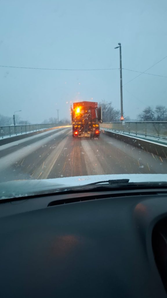 Buzăul s-a trezit sub ninsoare! Utilajele de deszăpezire au fost puse în mișcare
